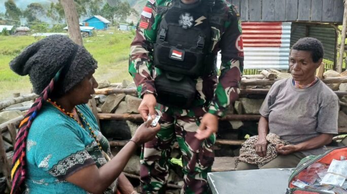 Aksi Tim Kesehatan Satgas Yonif 115/ML Selalu Menjadi Andalan Bagi Masyarakat Kampung Wuyuneri
