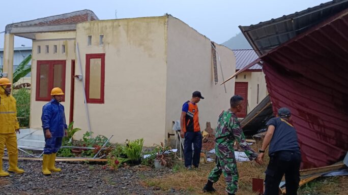 Bencana Angin Kencang di Aceh Selatan: Babinsa dan Warga Gotong-Royong Bantu Korban