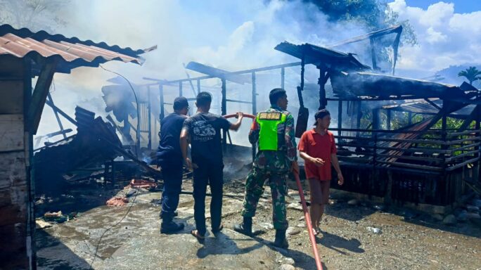 Tiga Unit Rumah Ludes Dilalap Si Jago Merah, Babinsa cepat tanggap membantu warga memadamkan api