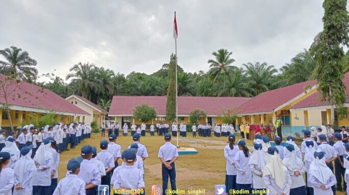 Babinsa Koramil 03/Gunung Meriah Bawakan Semangat Nasionalisme: Upacara Bendera Khidmat di SMP Negeri 4 Sanggarberu Silulusan