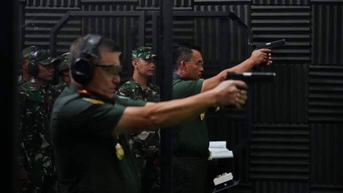 Pangdam IM Didampingi Kasdam IM dan Kapoksahli Pangdam IM Laksanakan Latihan Menembak Pistol Eksekutif di Kesatria Sanggamara Shooting Range
