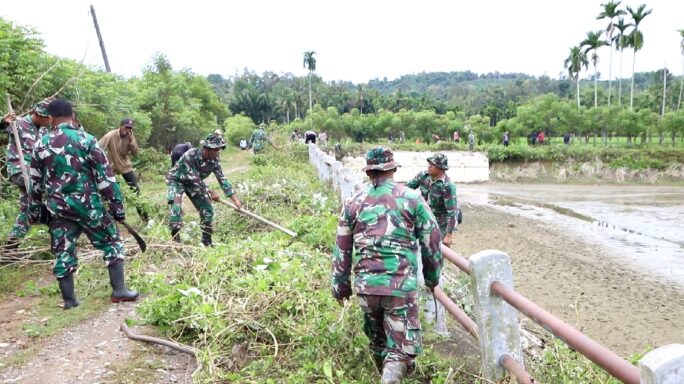 Personel Kodim 0102/Pidie dan Masyarakat Gotong Royong Bersihkan Embung Desa Ujung Leubat.