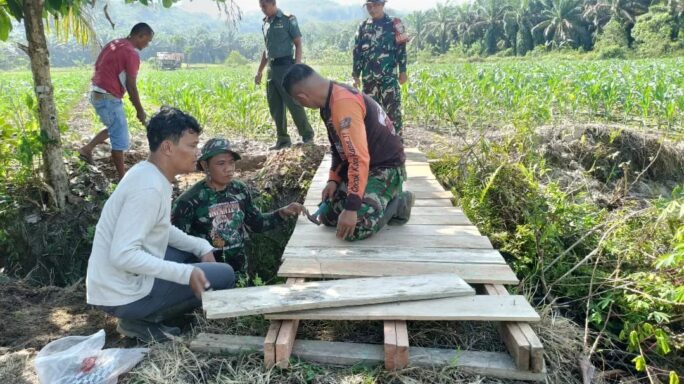 Babinsa Bersama Warga Melaksanakan Pembuatan Jembatan Darurat Penghubung Menuju Kebun. 