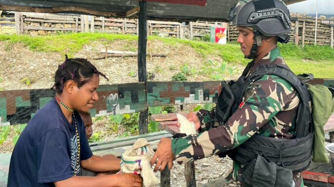 Pos Tirineri Satgas Yonif 115/ML Borong Hasil Kebun Masyarakat