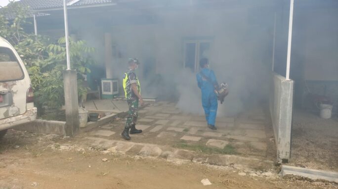 Cegah Demam Berdarah, Babinsa Koramil 06/Manyak Payed Dampingi Fogging