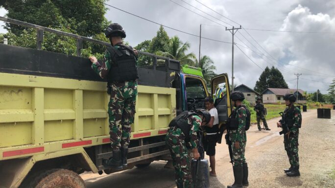 Antisipasi Masuknya Barang Ilegal Dan Berbahaya Anggota TNI Satgas Pamtas Yonif 111/KB Periksa Kendaraan Di Perbatasan