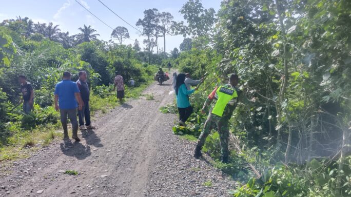 Danpos Ramil Sekerak Bersama Forkopimcam Gotong Royong Bersihkan Ruas Jalan