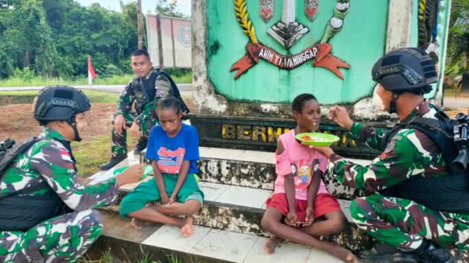 Pesan Menyentuh Ketua Adat Distrik Mandobo Kepada Anggota TNI Satgas Pamtas Statis RI-PNG Yonif 111/KB