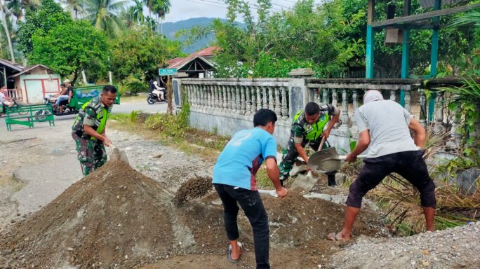 Babinsa dan Warga Desa Gotong Royong Perbaiki Jalan yang Rusak.