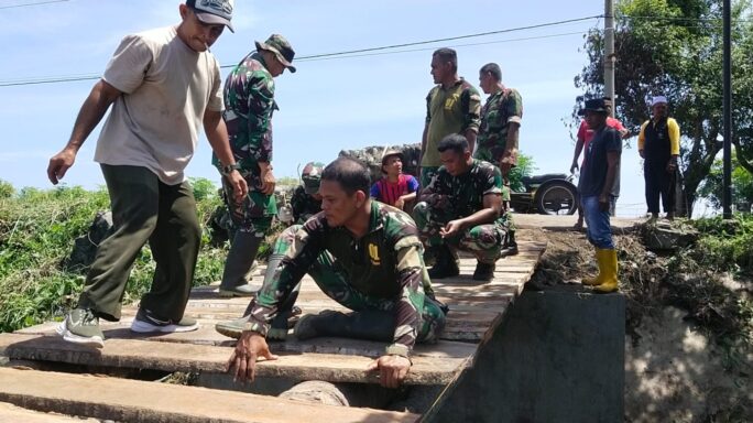 Permudah Akses Pertanian, Babinsa Koramil 01/Bireuen Bantu Warga Bangun Akses Jembatan Penghubung Antar 2 (Dua) Desa.