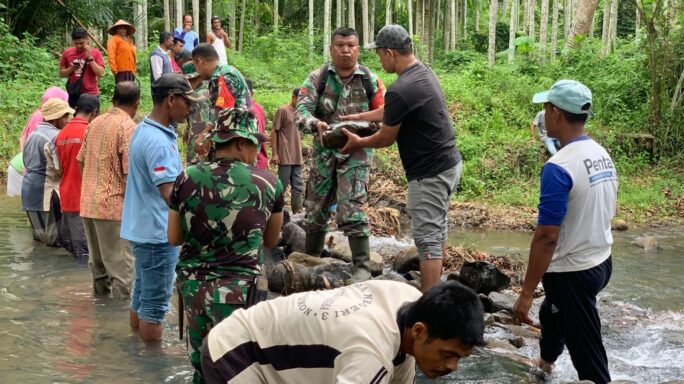 Warga Bahagia, TNI Bantu Perbaiki Embung Pengairan Di Desanya