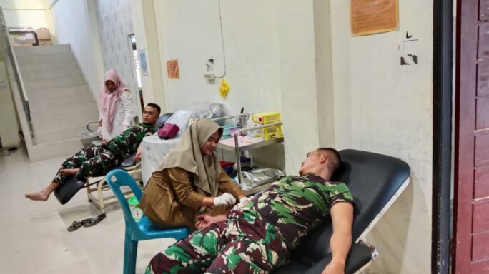Peduli Sesama, Babinsa Koramil 02/Karang Baru Donorkan Darah untuk Penderita DBD