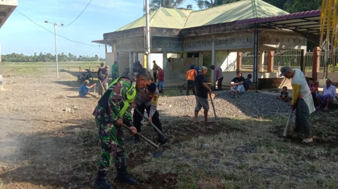 Bersama Bhabinkamtibmas, Babinsa Posramil Simpang Mamplam Gotong Royong Bersihkan Perkarangan Masjid.