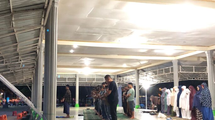 Sholat Magrib Berjamaah dan Pembacaan Surah Yassin di Tribun Sanggamara Lapangan Blang Padang