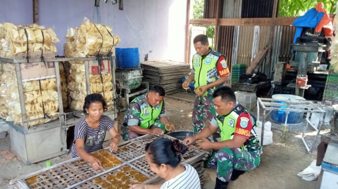 Babinsa Jalin Komsos Dengan Pelaku Usaha Pembuatan Kerupuk Kulit.