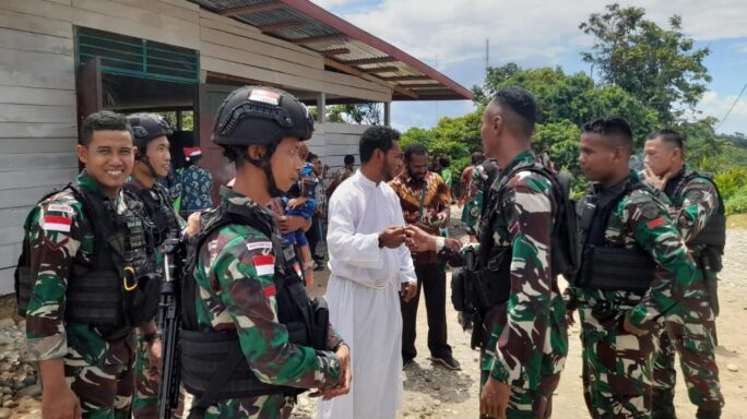 Bangun Hubungan Baik Satgas Pamtas Yonif 111/KB Ajak Masyarakat Jaga Keharmonisan Antar Sesama