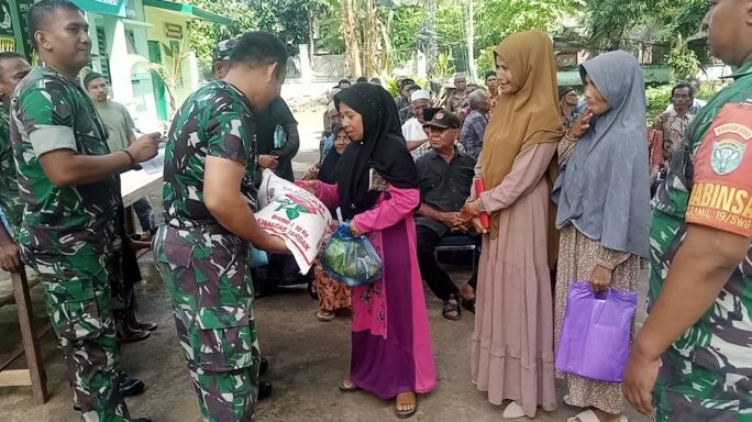 Koramil 19/Sawang Bagikan 150 Paket Sembako Warga Kurang Mampu