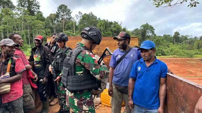 Satgas Pamtas Statis RI-PNG Yonif 111/KB Ingatkan Pelintas Batas Patuhi Prosedur Dan Aturan Yang Berlaku Di Perbatasan