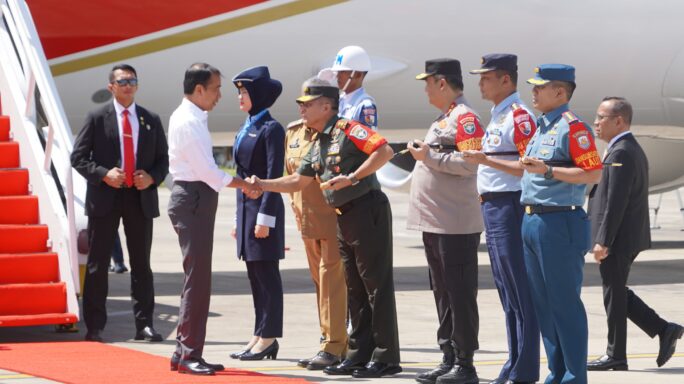 Pangdam IM dan Forkopimda Prov Aceh Sambut Kedatangan Presiden RI Ir. H. Joko Widodo di Provinsi Aceh
