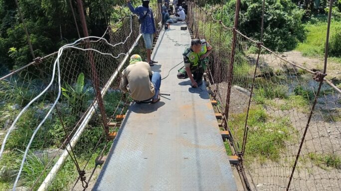Babinsa Bersama Warga Masyarakat Gotong Royong Perbaiki Jembatan Gantung.