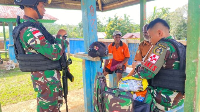 Masyarakat Di Perbatasan Mendapatkan Pelayanan Kesehatan Gratis Dari Satgas Pamtas Yonif 111/KB