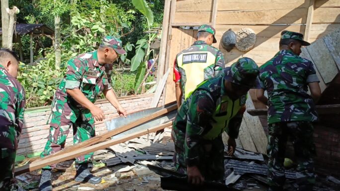 Respon Cepat Pangdam IM Perintahkan Personel Korem 011/LW dan Kodim 0103/Aut Atasi Dampak Bencana Alam