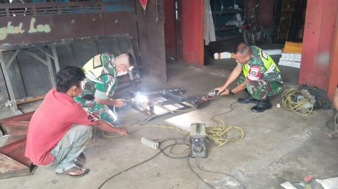Berikan Semangat Mitra Karib Babinsa Komsos Dengan Pemilik Bengkel Las