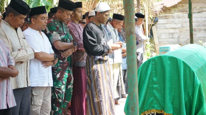 Dandim 0103/Aceh Utara Melayat Dan Hadiri Prosesi Pemakaman Almarhum Sertu Zakaria.