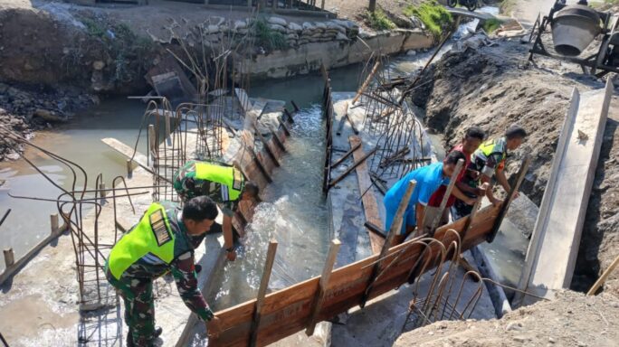 Babinsa dan Warga Gotong Royong Bangun Jembatan