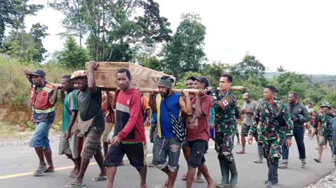 Wujud Bermasyarakat Satgas Pamtas Statis RI-PNG Yonif 111/KB Bantu Proses Pemakaman Warga Di Perbatasan RI-PNG
