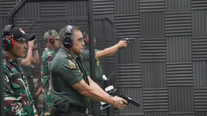 Pangdam IM Bersama Pejabat Pati Kodam IM Laksanakan Latihan Menembak Pistol Eksekutif di Kesatria Sanggamara Shooting Range
