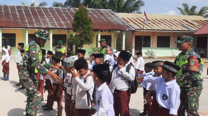 Bentuk Disiplin Sejak Dini Babinsa Latih Siswa SD Peraturan Baris Berbaris.
