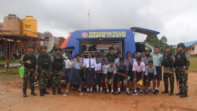 Mobil Pintar Satgas Pamtas Yonif 111/KB Disambut Gembira Murid Sekolah Di Perbatasan Papua Selatan