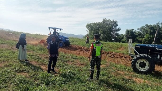 Babinsa Posramil Babul Makmur bersama BPP Laksanakan Pendampingan Petani Bajak Lahan Dengan Traktor.