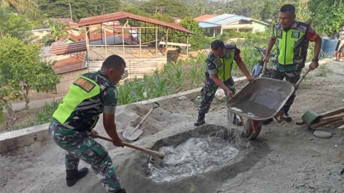 Ringankan Beban Pekerjaan Warga Binaan Babinsa Turut Bantu Bangun Rumah.
