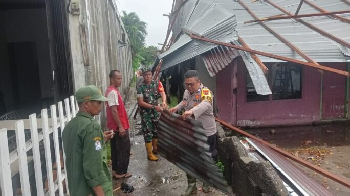 Gerak Cepat Dandim 0105/Abar Terjunkan Jajaran Babinsa Pantau Wilayah Pasca Hujan Deras Disertai Angin Kencang