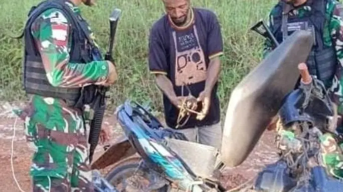 Satgas Pamtas Statis RI-PNG Yonif 111/KB Periksa Jalan Tikus Antisipasi Penyeludupan Barang Ilegal Di Perbatasan