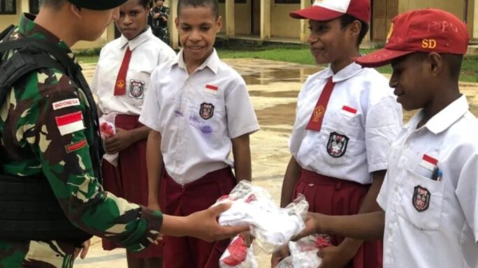 Anggota TNI dari Satgas Pamtas Statis RI-PNG Yonif 111/KB melalui Program binter memberikan materi Wawasan Kebangsaan dan Peraturan Baris Berbaris ( PBB ), bertempat di SDN Negeri 02 Mindiptana