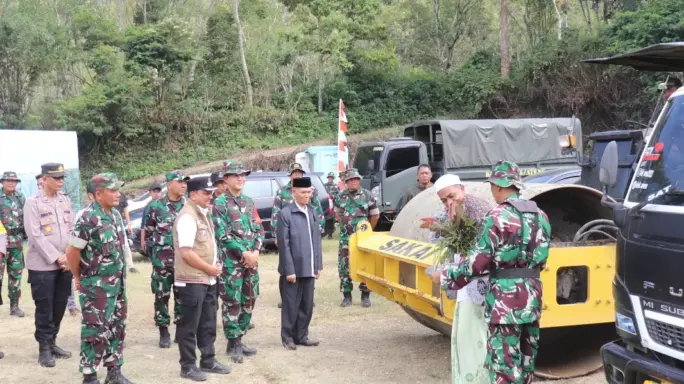 Untuk Keselamatan Alat Berat Dan Damtruk Di Peusijuk Tanda TMMD Ke 121 Di Mulai