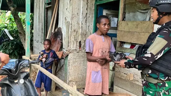 Jum’at Berkah Satgas Pamtas Yonif 111/KB Lakukan Kegiatan Berbagi Dengan Masyarakat Perbatasan