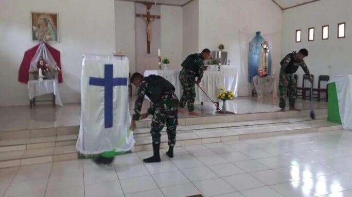 Personel Pos Kiliarma Satgas Yonif 116/Garda Samudra Bersihkan Gereja Bersama Masyarakat