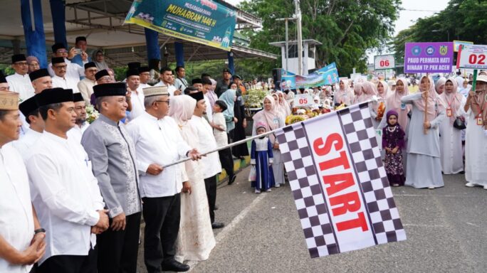 Pangdam IM Bersama Pj Gubernur Aceh Lepas Pawai Peringatan Tahun Baru Islam 1 Muharram 1446 Hijriah di Lapangan Blang Padang