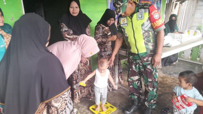 Wujudkan Balita Sehat Dan Turunkan Stunting, Babinsa Dampingi Kegiatan Posyandu