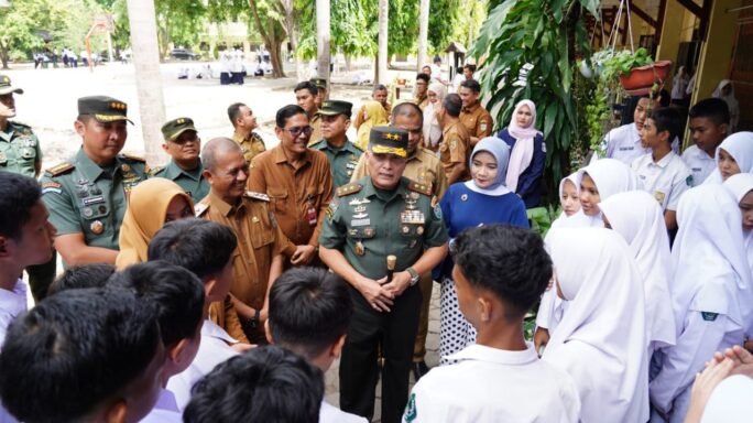 Pangdam IM dan Pj Walikota Banda Aceh Pelopori Pembangunan Mushola di SMPN 1 Banda Aceh