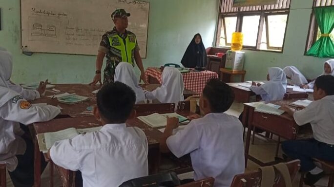 Babinsa Berikan Arahan Dan Motivasi Kepada Siswa SMP Untuk Lebih Semangat Dan Disiplin Belajar Serta Hindari Hal Negatif