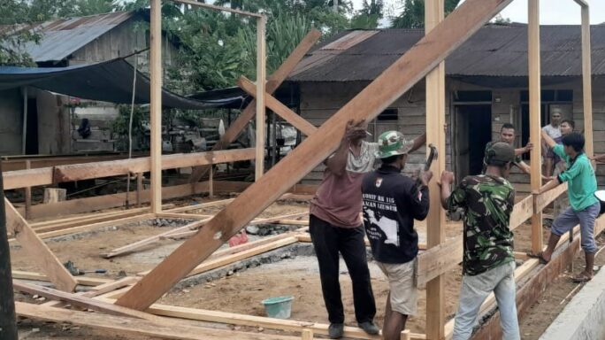 Bangun Semangat Kebersamaan: Satgas TMMD Bersama Warga Wujudkan Rumah Layak Huni