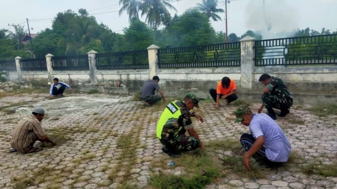 Babinsa Peukan Baro Gelar Gotong Royong Bersama Masyarakat