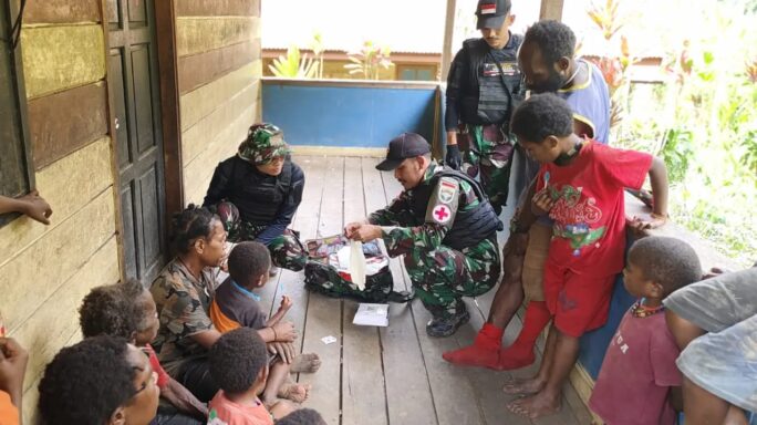 Satgas Yonif 116/Garda Samudra Berikan Pelayanan Kesehatan Di Desa Dolingingongi