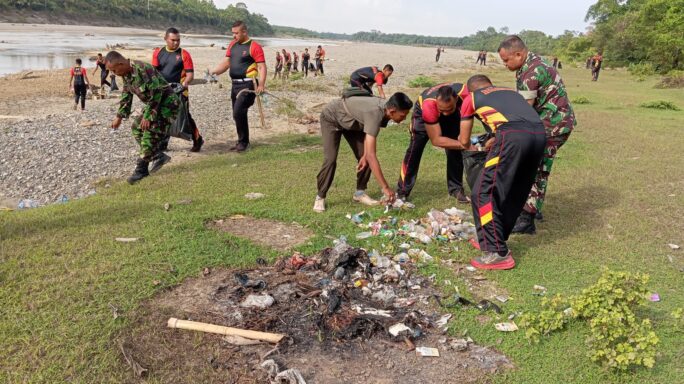 Jaga Kebersihan Lingkungan TNI Dan Brimob Batalyon C Pelopor Laksanakan Pembersihan Sampah di sungai Krueng Nagan