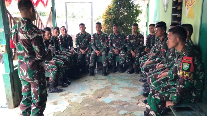 Dalam Rangka Peningkatan Disiplin Dan Kepatuhan Hukum, Personil Satgas Yonif 111/KB Menerima Penyuluhan Hukum